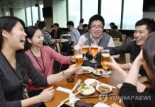 일본 회사 회식하면 보너스 인상해 주는 이유 
