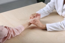 봄철만 되면 심해지는 알러지성 비염, 각막염, 기관지염...한약을 통한 면역력 증강이 답