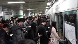 출근길 서울 5호선 을지로4가역 열차 고장으로 승객 하차…혼잡