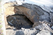 경북 포항에 지름 5ｍ 싱크홀…4개월 만에 또? 땅 무너져내려