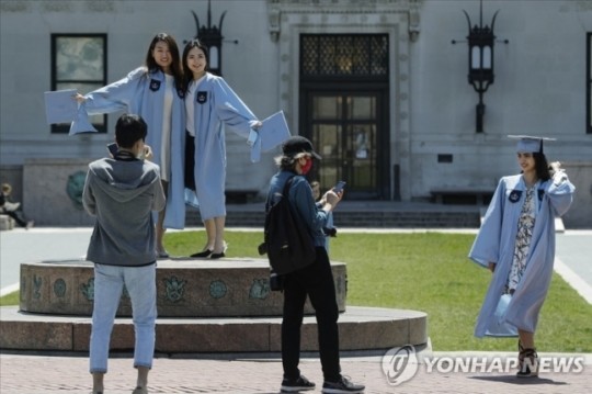 트럼프 행정부, 하버드대 외국인 유학생 등록 금지로 논란 확산