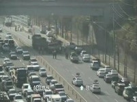 [속보] 서울 양재대로 70대 교통안내원, 덤프트럭에 치여 사망