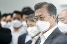 이번엔 주사기 현장…문 대통령 백신 접종 반드시 성공