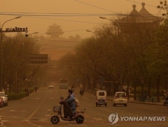 곧 한반도로…최악의 '황사비' 내린 베이징 하늘