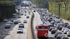 고속도로 귀성길 정체 서서히 풀려…오후 7~8시 해소