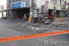 뜯기고 휘어진 기둥…마두역 인근 건물 붕괴위험