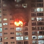 광주 광산구 아파트서 원인불명 화재…검은연기·불길 치솟아