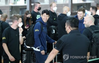 토트넘 출국 인천공항 '북적'…손흥민, 팬서비스