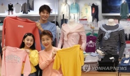 마스크 없는 봄 맞아 마트에서 옷·화장품 매출 쑥