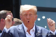 트럼프 또 괴짜 행보…고기굽는 디샌티스 위로 전용기 띄워