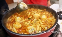유통기한 넘기고 대장균까지…김밥·떡볶이 이럴 수가