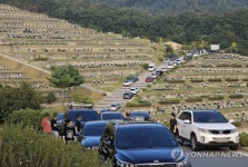 귀경·성묘 차량에 나들이 인파까지...주차장 된 도로
