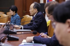 추경호 해외 광업 투자에 3% 세액공제…유류세 인하 2개월 연장