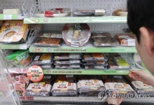 팍팍한 노년층…식당 대신 편의점 간다