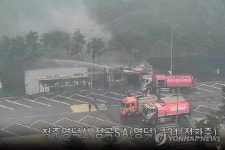 의성 산불 사흘째…휴게소 건물로 옮겨붙어
