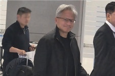 젠슨 황, 인천공항 입국…'치맥 회동' 향한다