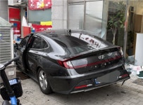 좌회전하다가…80대가 몰던 승용차 상가 돌진