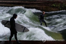 파도 돌려줘…서핑 성지 두고 시끌
