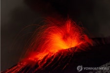 28년 만에 대규모 화산 분화…용암 500m 치솟아