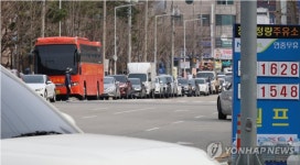 아직 1,700원대 주유소 북적…돈쭐 내자