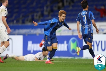 [GOAL 현장리뷰] 물오른 이동경 ‘결승골’, 울산 3-2 수원FC… 선두 전북과 동률
