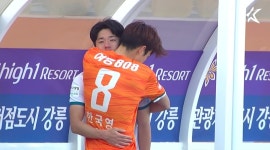 옛 동료 한국영과 이현식, 승부를 떠나 나눈 뜨거운 포옹…이게 낭만