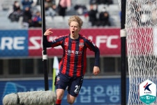 슈퍼스타에게 가려졌다…승리의 숨은 주역 니실라, 데뷔골에 도움까지