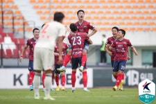 [GOAL 리뷰] 김천상무 김지현 원더골 못 지키고 제주에 1-2 역전패