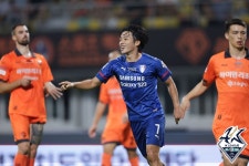 ‘고승범 결승골’ 수원, 드디어 최하위 탈출…‘멸망전’서 강원에 2-1 승 [GOAL 현장리뷰]