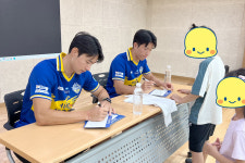 “다시 찾은 아인하우스!” 충남아산FC 김종민·김승호, 재능 기부로 전한 따뜻한 마음