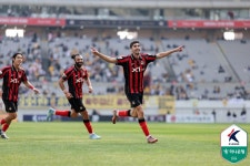 [GOAL 현장리뷰] '서울의 봄' 5골 폭발! 김기동 축구 살아난 서울, 광주 5-0 격파... 창단 첫 개막 4연승 & 단독 선두 질주!