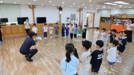 ‘K리그 통산 214경기 출전’ 김종국 코치와 함께한 축구교실…충남아산, 대명아이웰 유치원서 비타민스쿨 진행