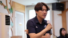 ‘K리그 통산 214경기 출전’ 김종국 코치와 함께한 축구교실…충남아산, 대명아이웰 유치원서 비타민스쿨 진행