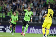 [GOAL 현장] ‘티아고 균형 맞추고 이탈로 뒤집었다!’ 전북, 가시와 2-1 제압...‘ACLE 쾌조의 출발’