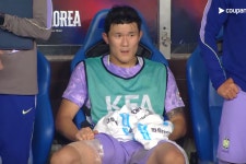축구화까지 내던지고 ‘인상 팍’ 김민재 분노의 작심발언 “팀으로서 싸우는 느낌 들지 않아…다 같이 머리 처박고 열심히 해야”