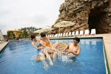 [TRAVEL NEWS24]온천 테마파크에서의 흥겨운 여름 휴가