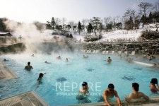 온 가족이 스파 즐기고 김치도 담그고