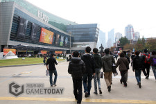 [G2011 포토]지스타 찾은 관람객들, 얼마나 모였길래…