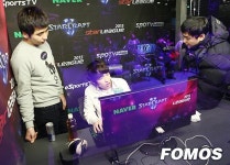 [포토] 코칭스태프와 이야기하는 조성주