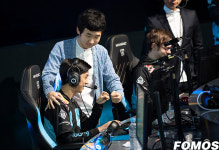 [포토] C9 정민성 코치 주먹으로 하이파이브~