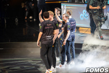 [포토] 아버지에게 인사 보내는 