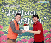 스마일게이트 희망스튜디오, 어버이날 맞이 카네이션 전달 행사 가져