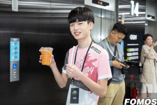 [포토] 러너웨이 이재곤 물대신 음료수 한 잔 드실래요?