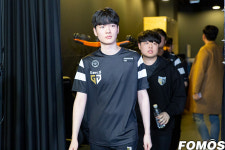 [포토] 경기장으로 향하는 라스칼 김광희 화면에서 이상한 게 나오네?