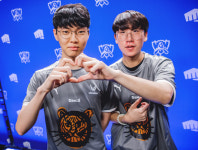 [롤드컵] 라이즈-미스포츈 앞세운 젠지, 케인 꺼낸 DK ‘다운’시키고 1-0