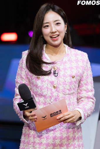 [포토] 롤파크 첫 인터뷰 나서는 LCK 배혜지 아나운서