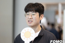 [포토] 표지판 들고 밝게 웃는 T1 제우스