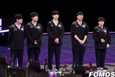 [포토] 금메달 획득 후 팬들에게 인사하는 롤 국가대표팀