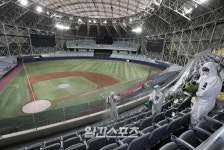 [포토]국내유일 돔구장, 코로나19 방역소독 실시