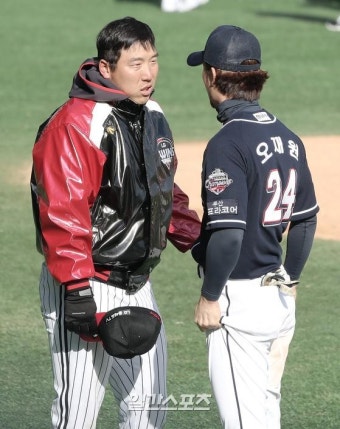 [포토]김현수 오재원, 경기 후 무슨 얘기를?